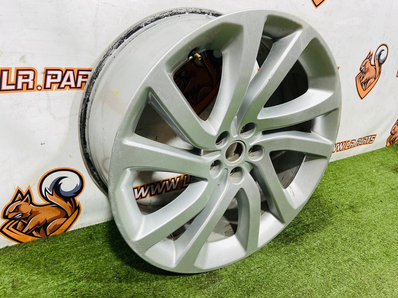 LR082901 Wheel disc R22 9.5J Aero V Sparkle Silver Land Rover Discovery 5 L462 (2017-) Used cost 250 € in stock 3 pcs.