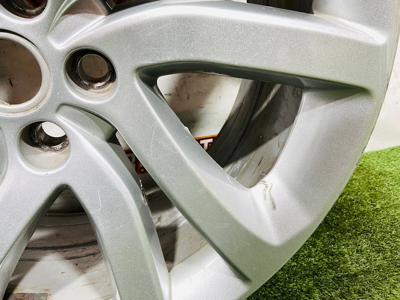 LR082901 Wheel disc R22 9.5J Aero V Sparkle Silver Land Rover Discovery 5 L462 (2017-) Used - Image 13