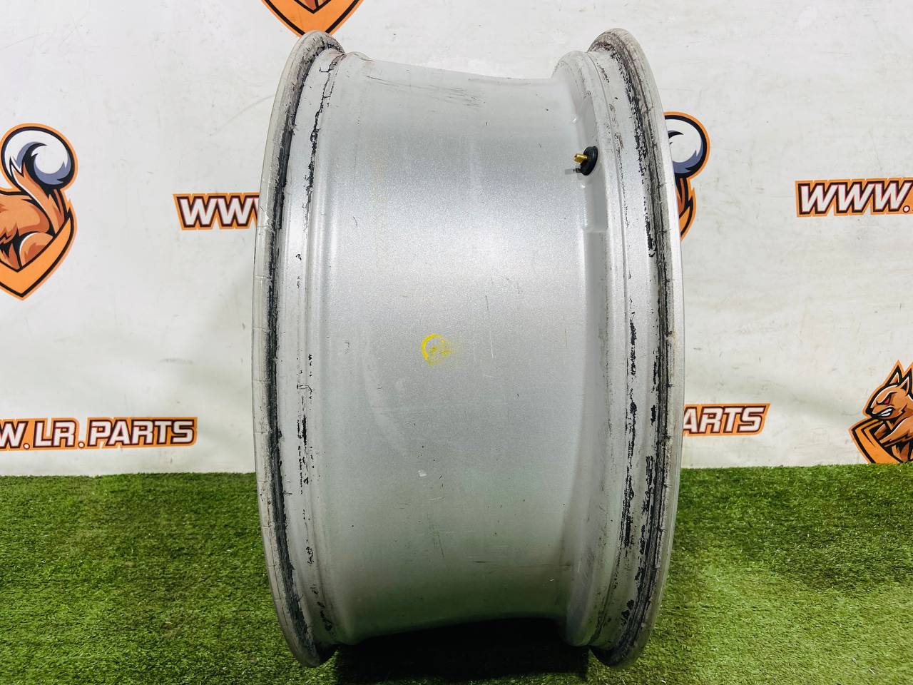 LR082901 Wheel disc R22 9.5J Aero V Sparkle Silver Land Rover Discovery 5 L462 (2017-) Used - Image 14