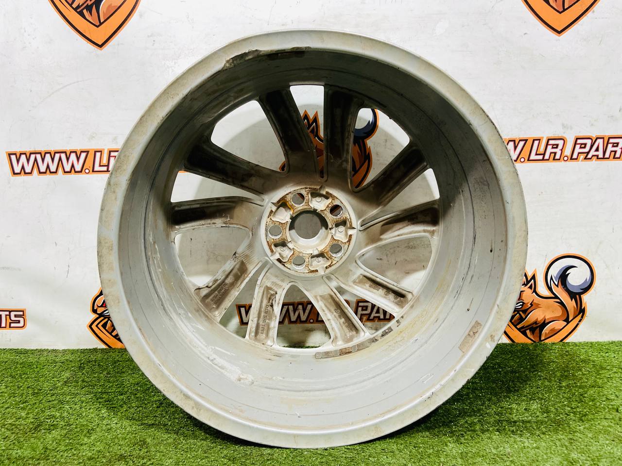 LR082901 Wheel disc R22 9.5J Aero V Sparkle Silver Land Rover Discovery 5 L462 (2017-) Used - Image 15