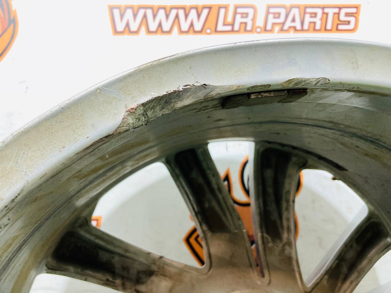LR082901 Wheel disc R22 9.5J Aero V Sparkle Silver Land Rover Discovery 5 L462 (2017-) Used - Image 16