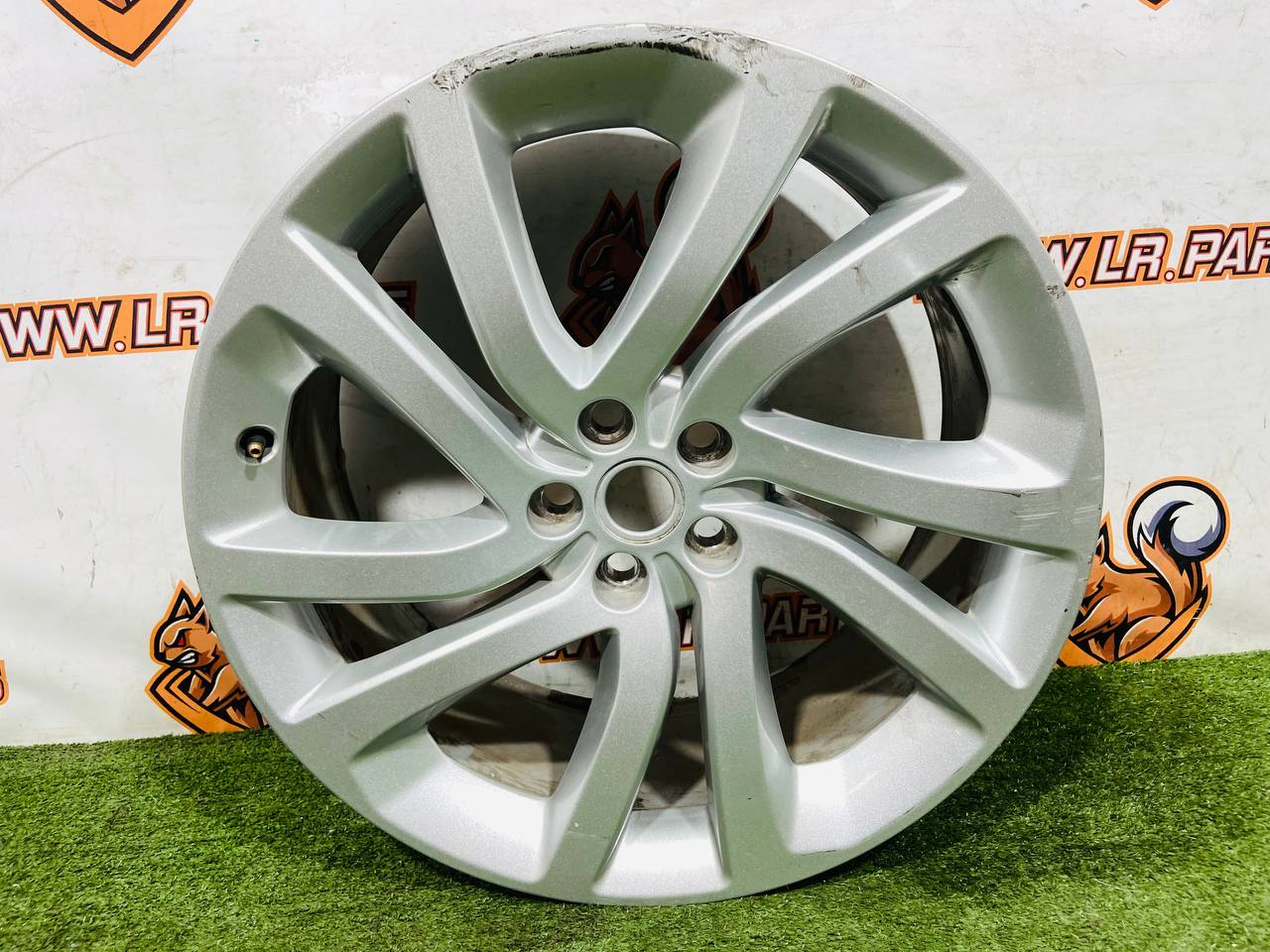 LR082901 Wheel disc R22 9.5J Aero V Sparkle Silver Land Rover Discovery 5 L462 (2017-) Used - Image 18