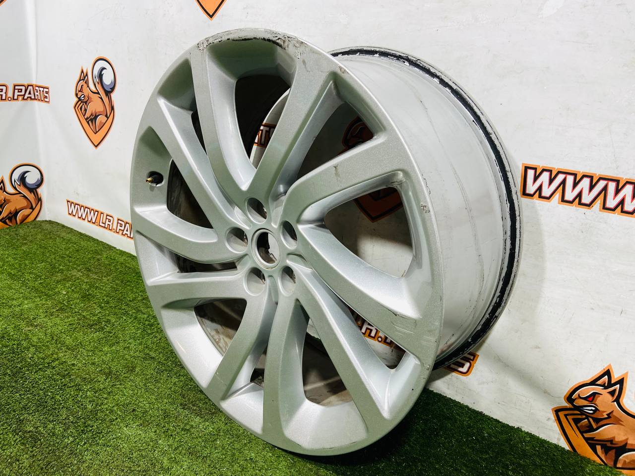 LR082901 Wheel disc R22 9.5J Aero V Sparkle Silver Land Rover Discovery 5 L462 (2017-) Used - Image 19