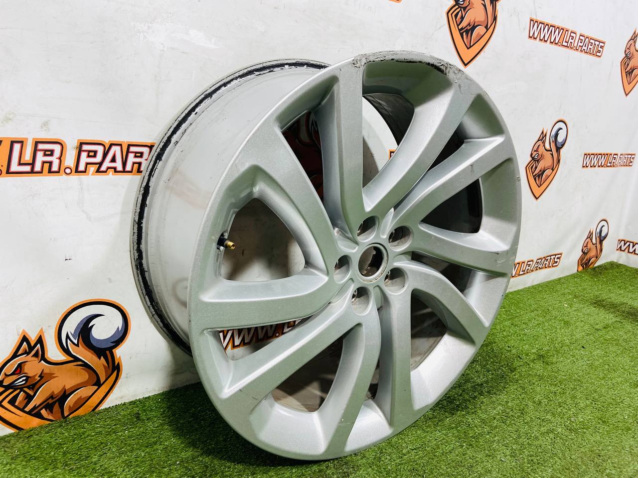 LR082901 Wheel disc R22 9.5J Aero V Sparkle Silver Land Rover Discovery 5 L462 (2017-) Used - Image 20