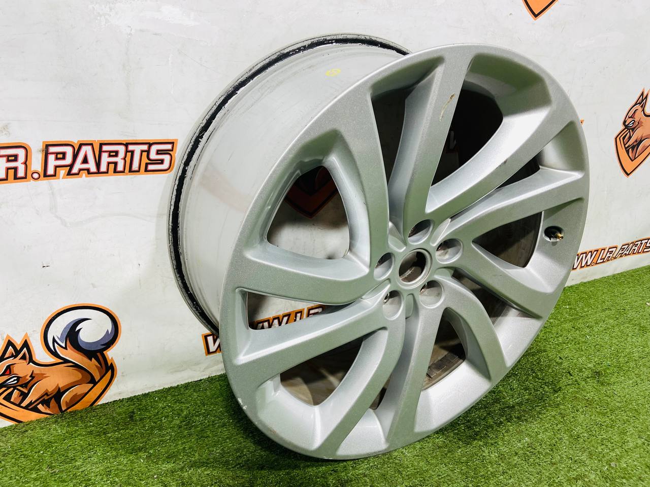 LR082901 Wheel disc R22 9.5J Aero V Sparkle Silver Land Rover Discovery 5 L462 (2017-) Used cost 250 € in stock 3 pcs.