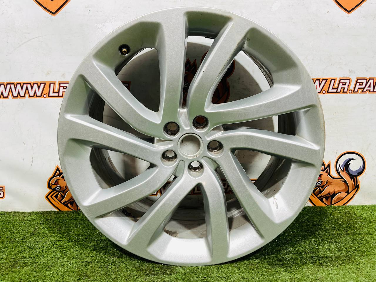LR082901 Wheel disc R22 9.5J Aero V Sparkle Silver Land Rover Discovery 5 L462 (2017-) Used cost 250 € in stock 3 pcs.
