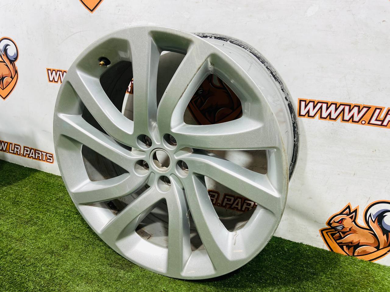 LR082901 Wheel disc R22 9.5J Aero V Sparkle Silver Land Rover Discovery 5 L462 (2017-) Used cost 250 € in stock 3 pcs.