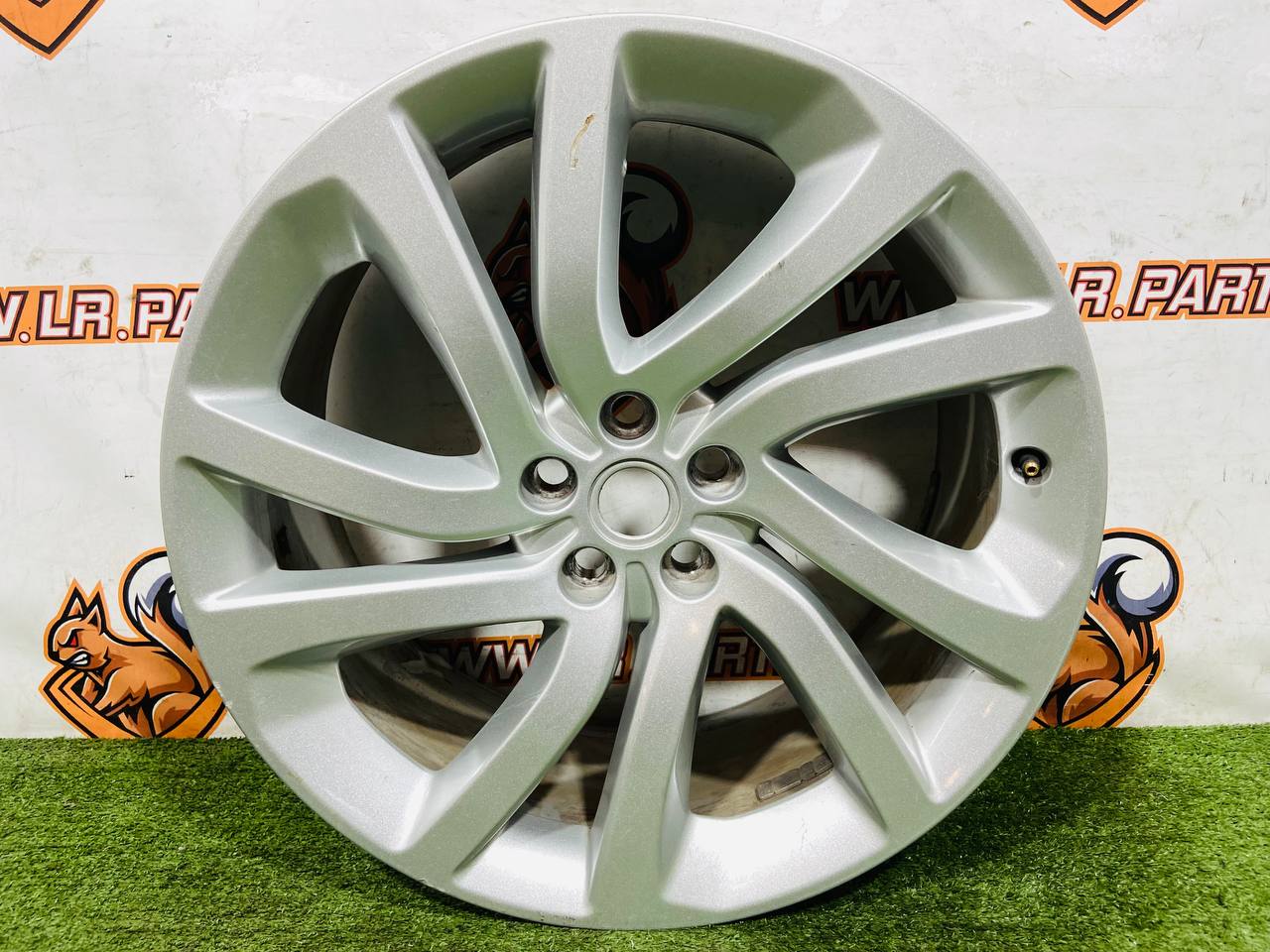 LR082901 Wheel disc R22 9.5J Aero V Sparkle Silver Land Rover Discovery 5 L462 (2017-) Used cost 250 € in stock 3 pcs.