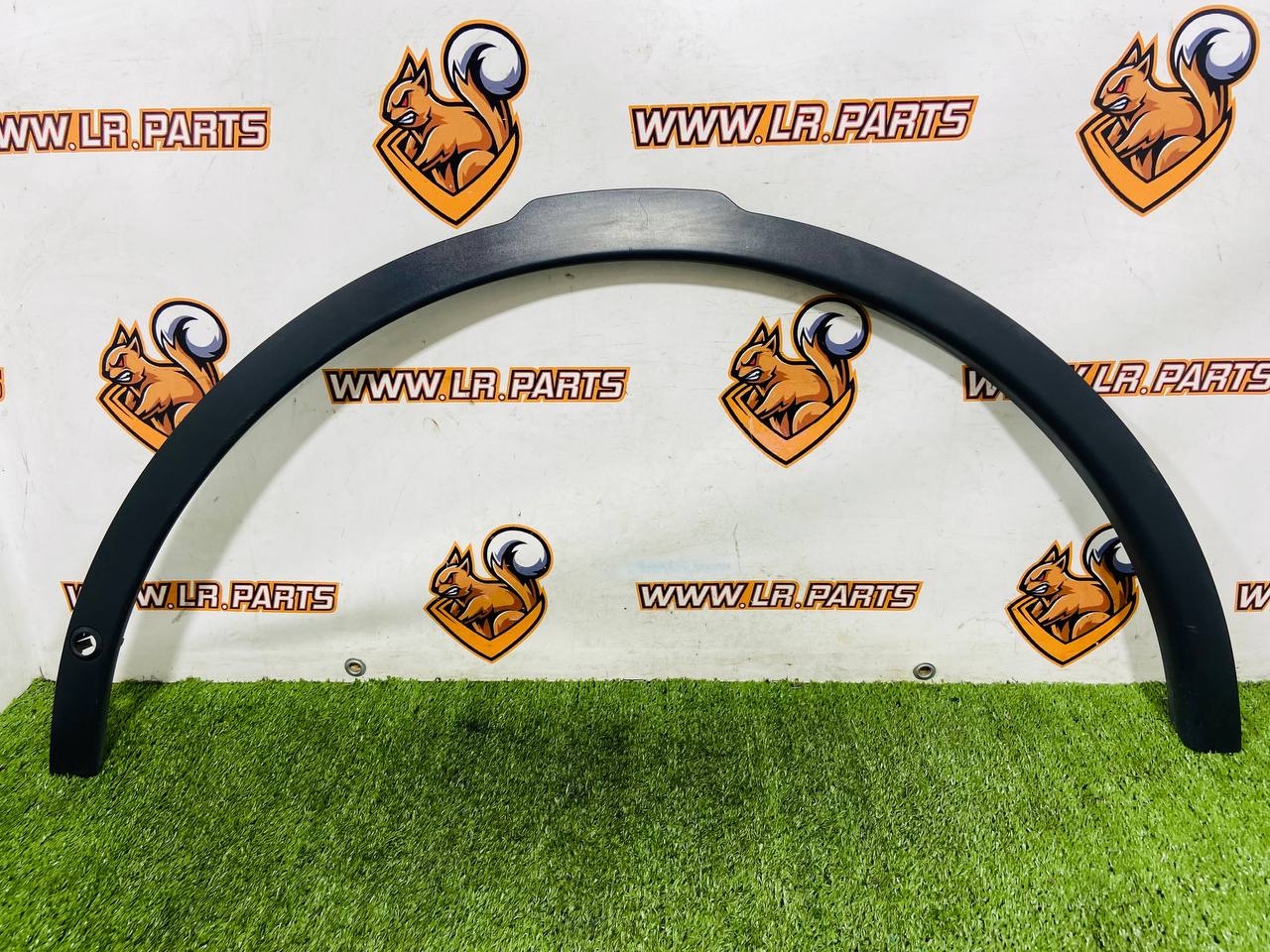 LR082937 Left front arch overlay with a hole for parktronic Land Rover Discovery 5 L462 (2017-) Used cost 90,5 € in stock 1 pcs.