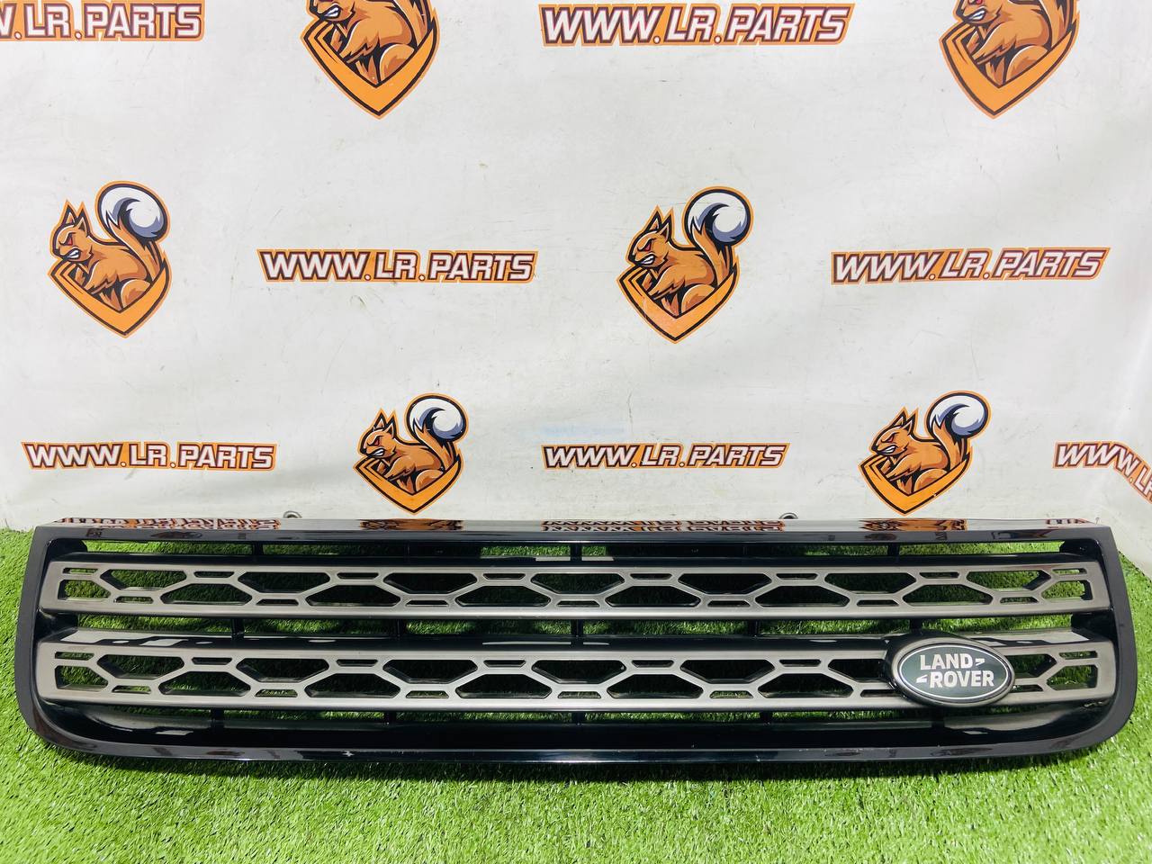 LR083007 Radiator grille dark atlas Land Rover Discovery 5 L462 (2017-) Used cost 250 € in stock 1 pcs.