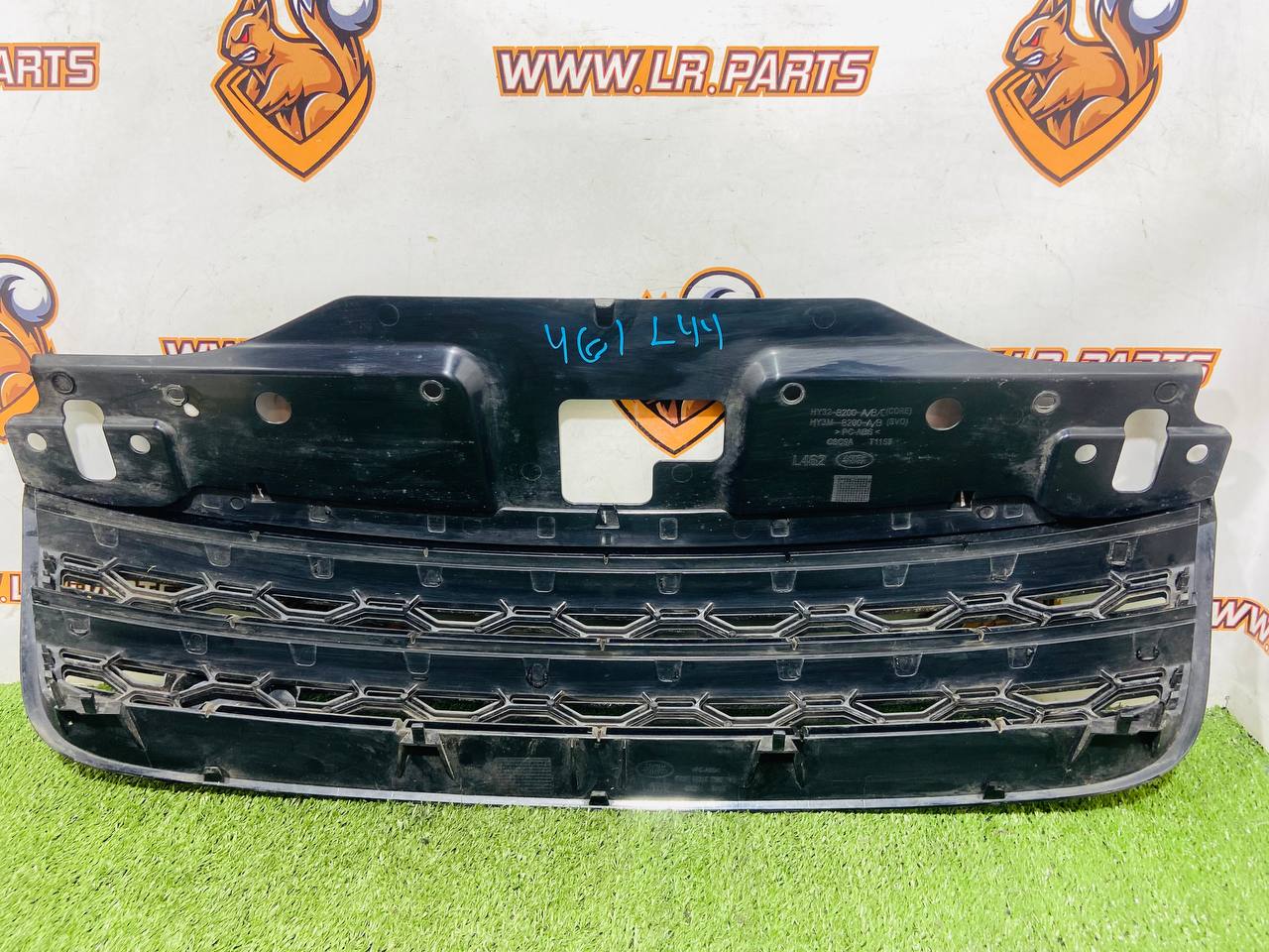 LR083007 Radiator grille dark atlas Land Rover Discovery 5 L462 (2017-) Used cost 250 € in stock 1 pcs.