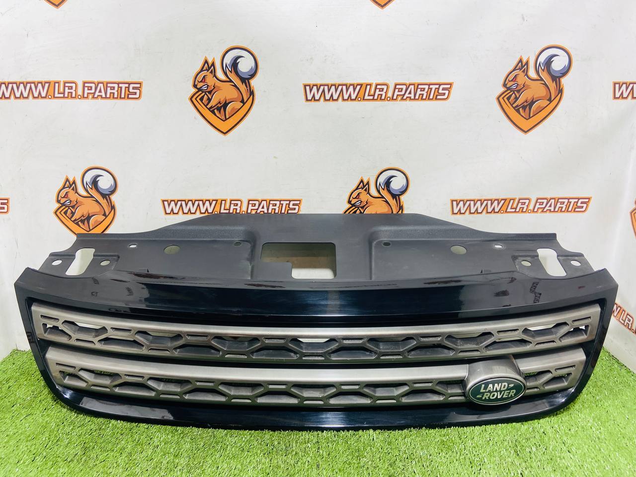 LR083007 Radiator grille dark atlas Land Rover Discovery 5 L462 (2017-) Used cost 250 € in stock 1 pcs.