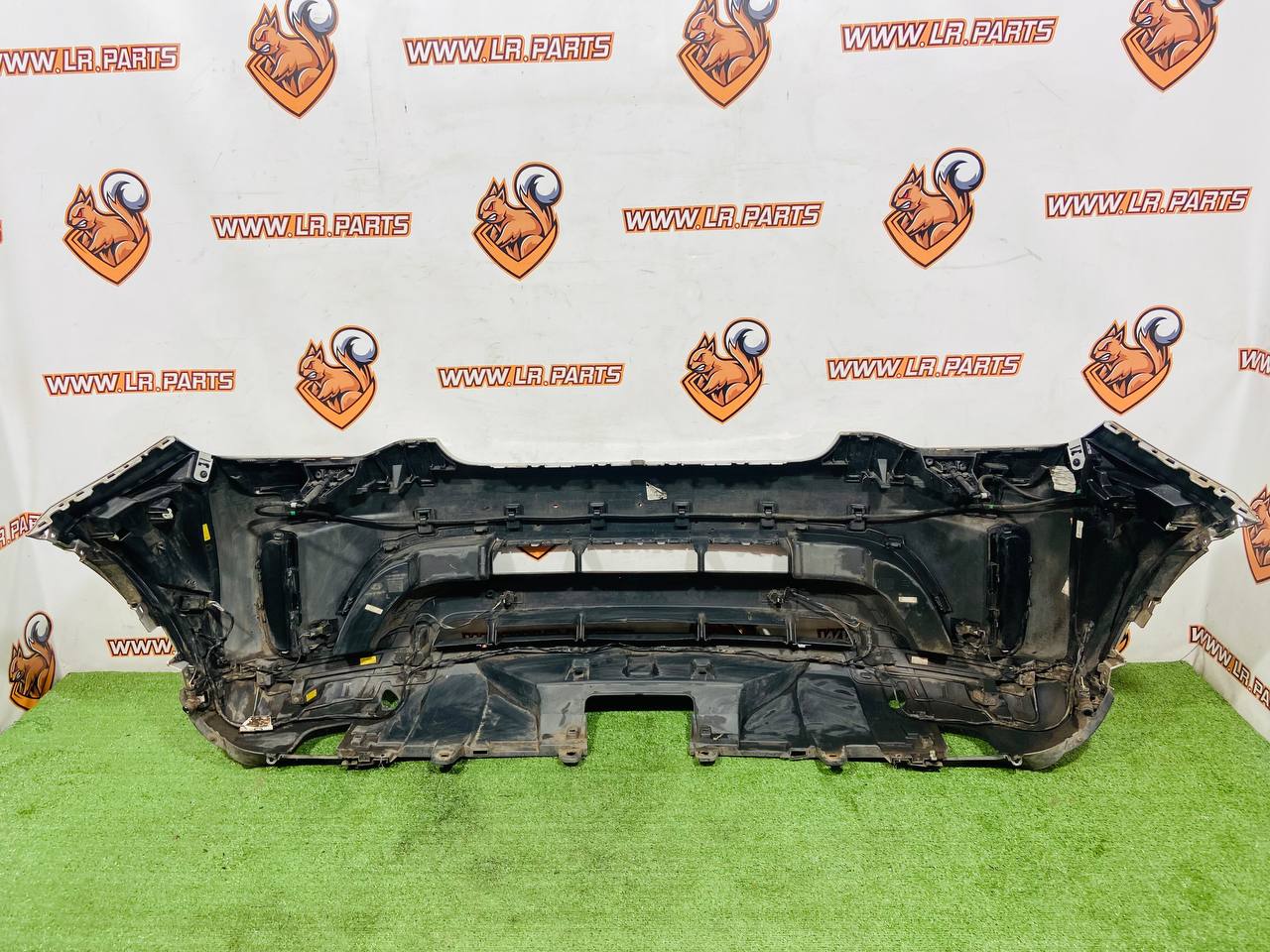 LR083059 Front bumper assembly for Land Rover Discovery 5 L462 (2017-) Used - Image 23