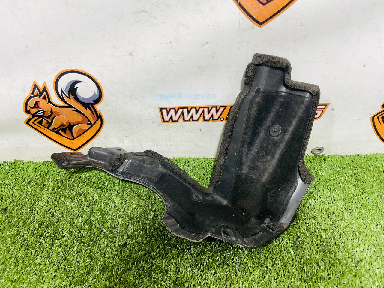 LR083234 Left side engine compartment insulator for Land Rover Discovery 5 L462 (2017-) Used cost 65 € in stock 1 pcs.