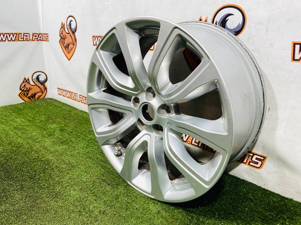 LR084668 Wheel drive R18 RANGE ROVER EVOQUE (L538) 2011-2018 Used cost 300 € in stock 3 pcs.