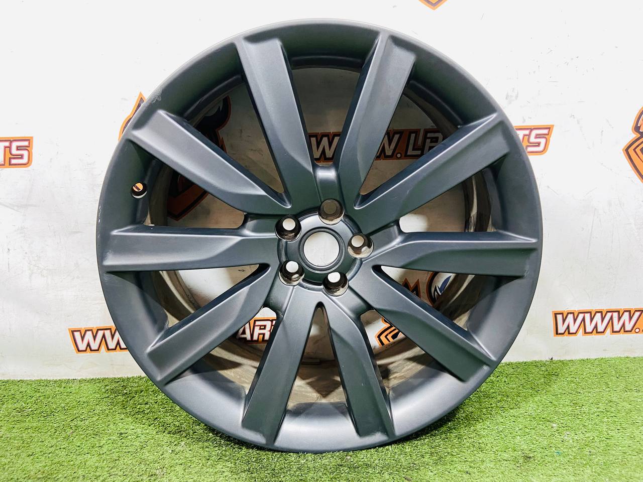 LR091542 Wheel rim 8.5*21 Straight Satin Dark Grey Range Rover Velar L560 (2018-) Used - Image 12