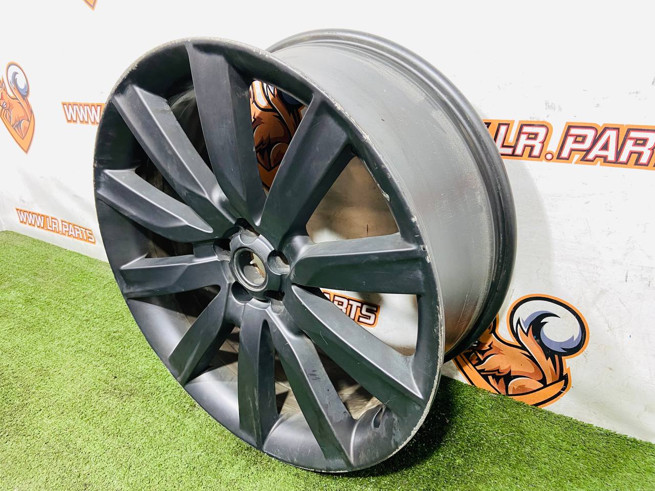 LR091542 Wheel rim 8.5*21 Straight Satin Dark Grey Range Rover Velar L560 (2018-) Used cost € in stock 4 pcs.