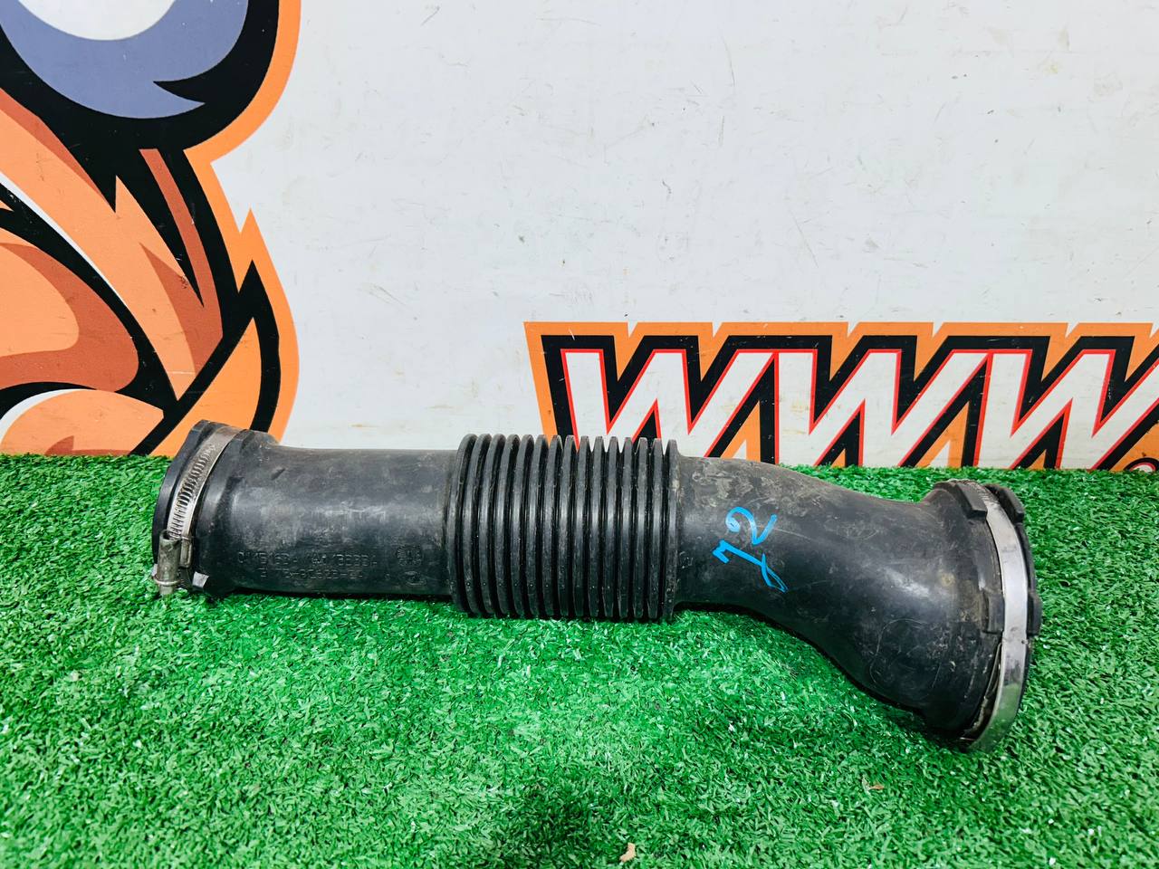 LR092340 Air filter pipe for Range Rover Velar L560 (2018-) Used - Image 17
