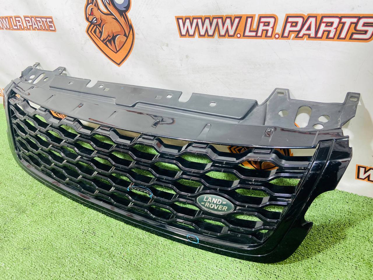LR092629 Radiator grille black/dark Atlas Range Rover Velar L560 (2018-) Used - Image 25