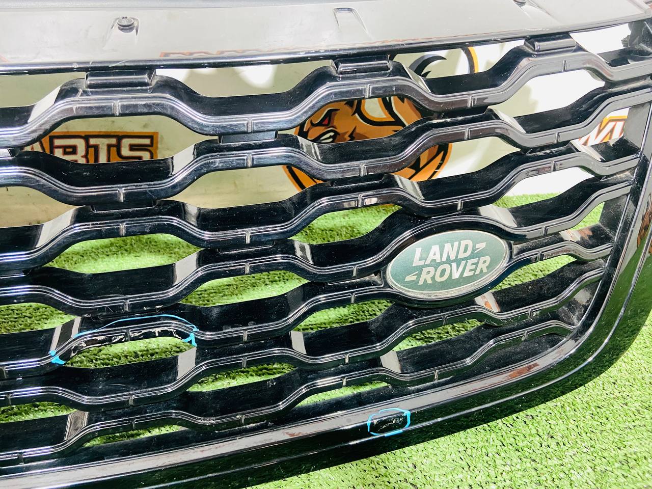 LR092629 Radiator grille black/dark Atlas Range Rover Velar L560 (2018-) Used - Image 26