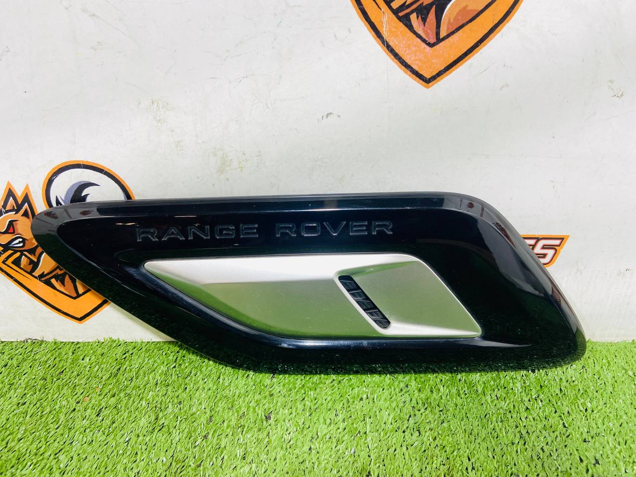 LR098767 Left hood deflector Atlas Range Rover Sport L494 (2013-2023) Used cost € in stock 1 pcs.