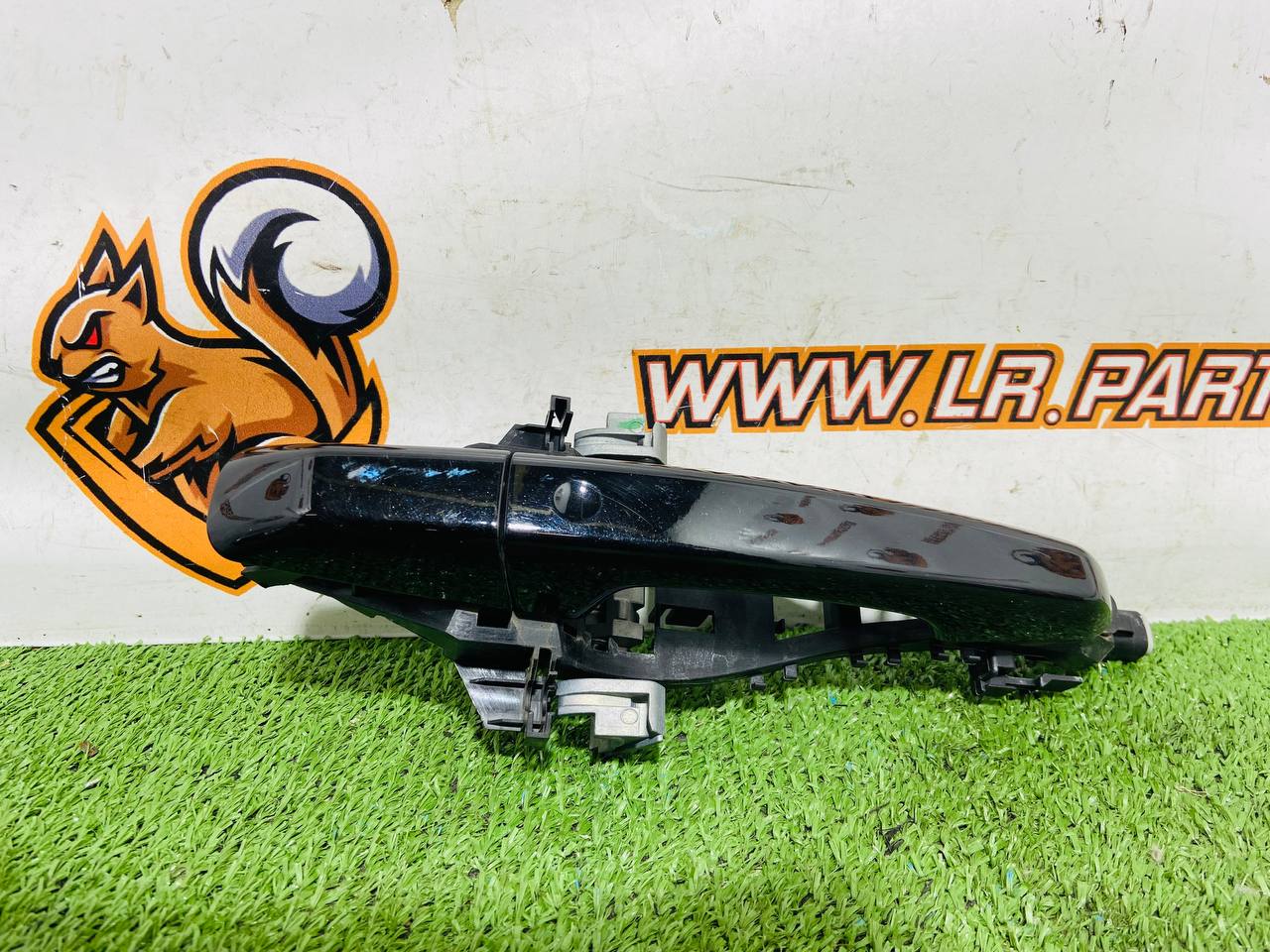 LR108185 Exterior door handle assembly for Land Rover Discovery 5 L462 (2017-) used cost € in stock 20 pcs.