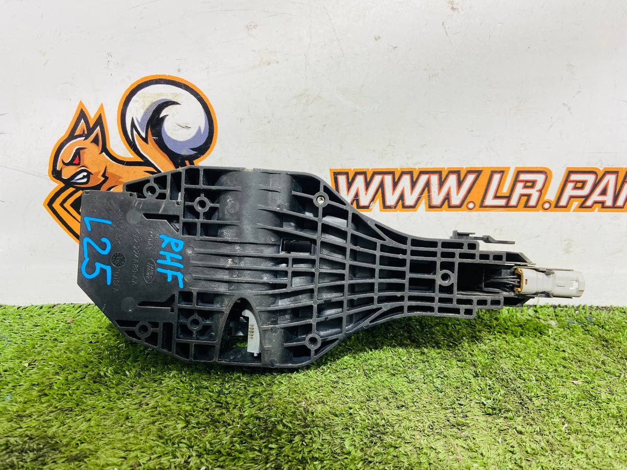 LR108185 Exterior door handle assembly for Land Rover Discovery 5 L462 (2017-) used cost € in stock 20 pcs.
