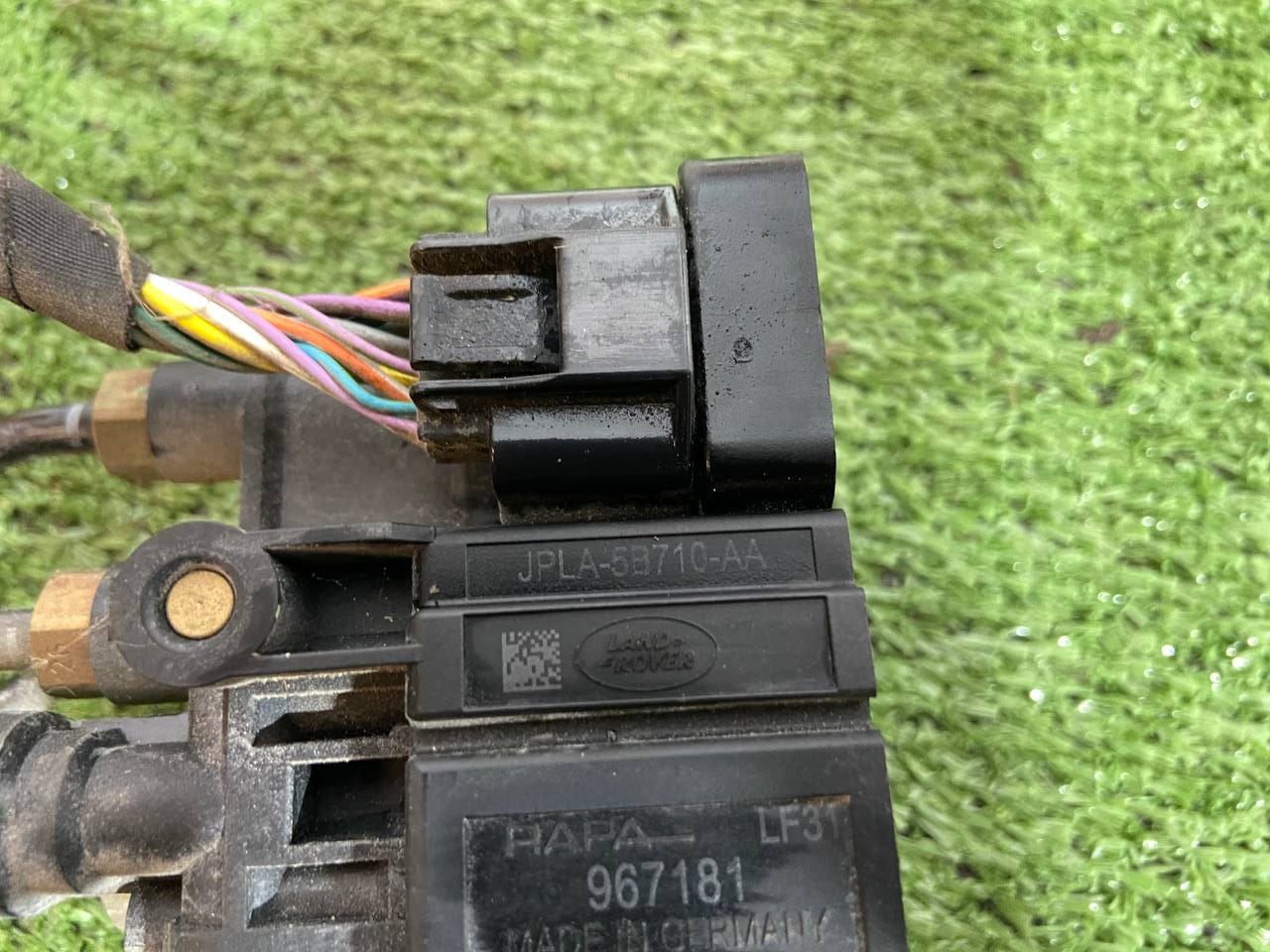 LR113342 Electromagnetic valve for rear air suspension Range Rover Sport L494 (2013-2023) Used - Image 48