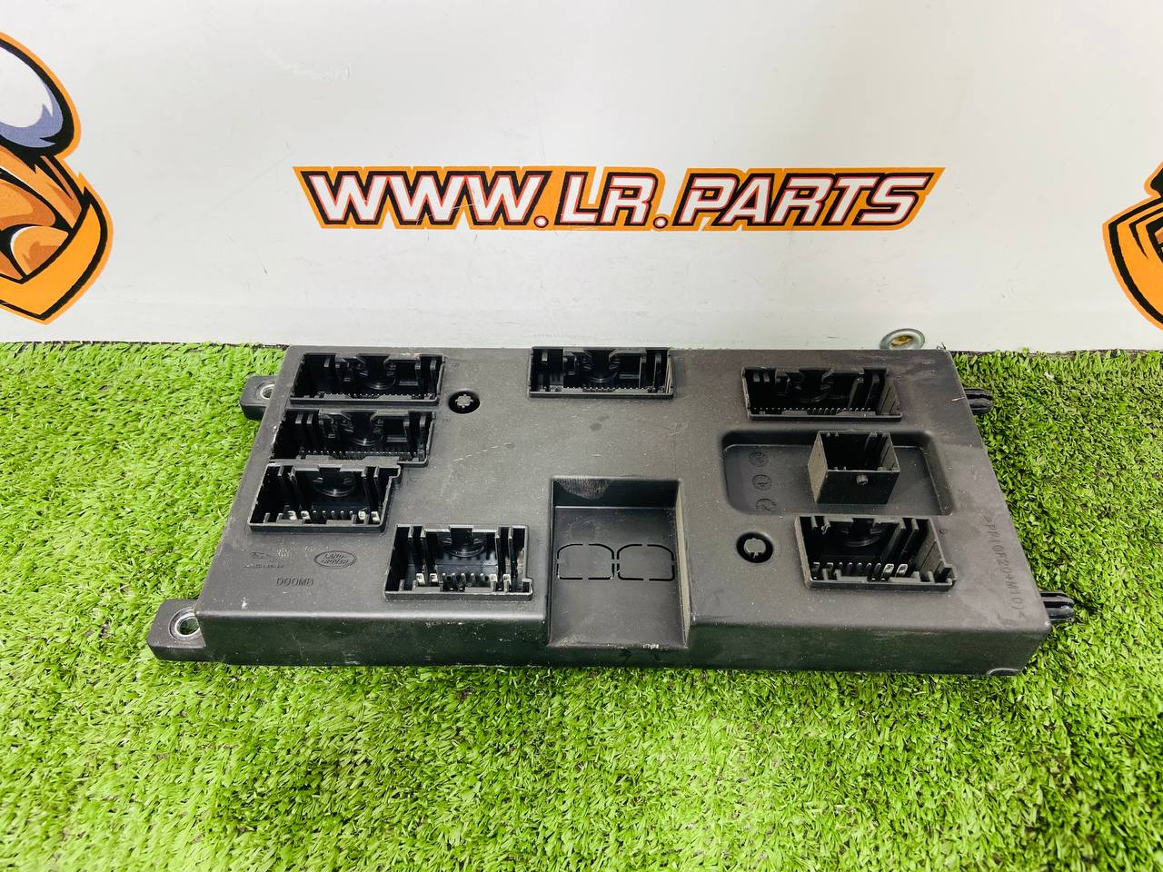 LR125944 Fuse Box for Land Rover Discovery 5 L462 (2017-) Used - Image 23