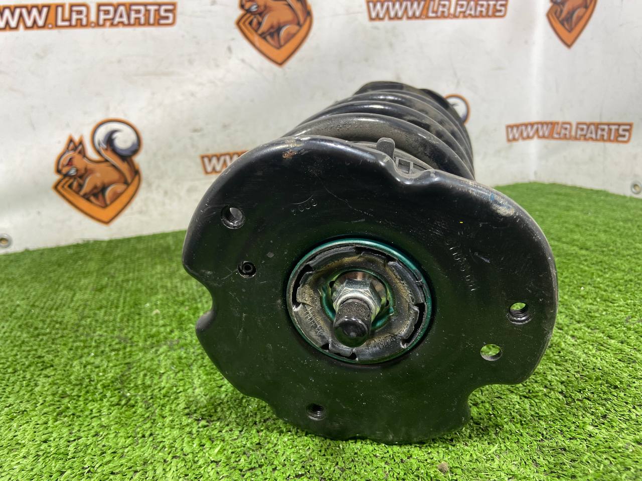 LR126237 Shock absorber front right Land Rover Discovery Sport L550 (2015-) Used cost 180 € in stock 1 pcs.