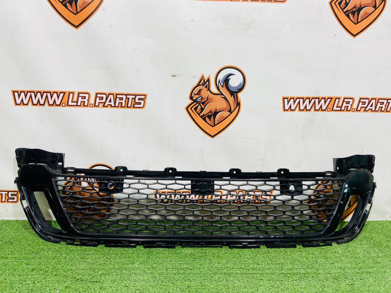 LR127551 Front Bumper Grille Land Rover Discovery Sport L550 (2015-) Used cost 250 € in stock 1 pcs.
