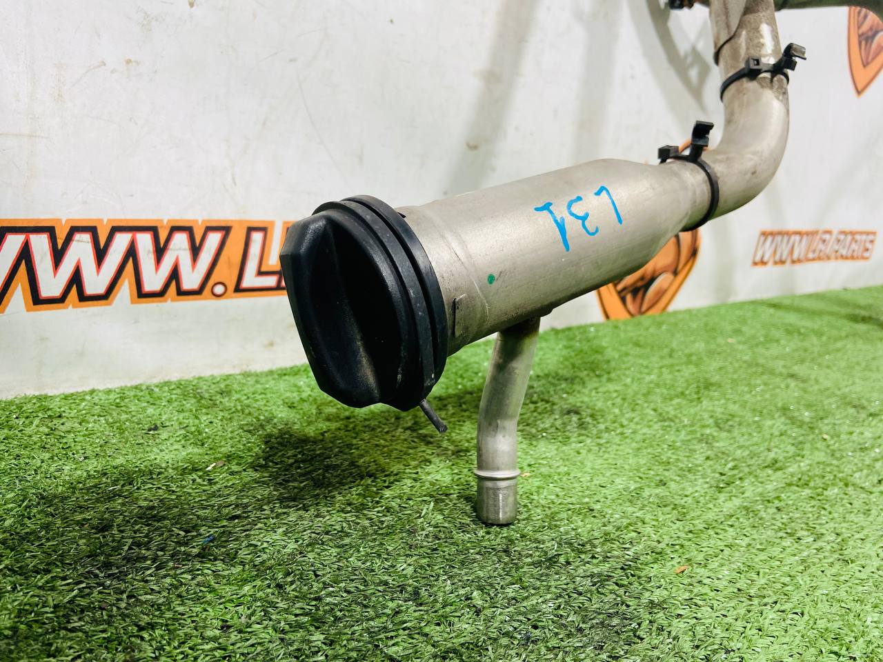 LR128359 Filler neck of the fuel tank Land Rover New Defender L663 (2020-) Used cost € in stock 1 pcs.