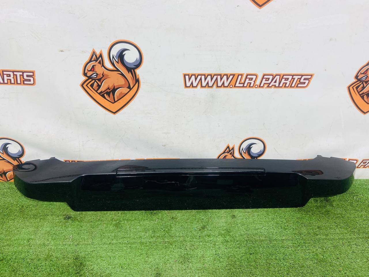 LR131685 Rear Spoiler Land Rover New Defender L663 (2020-) Used cost € in stock 1 pcs.