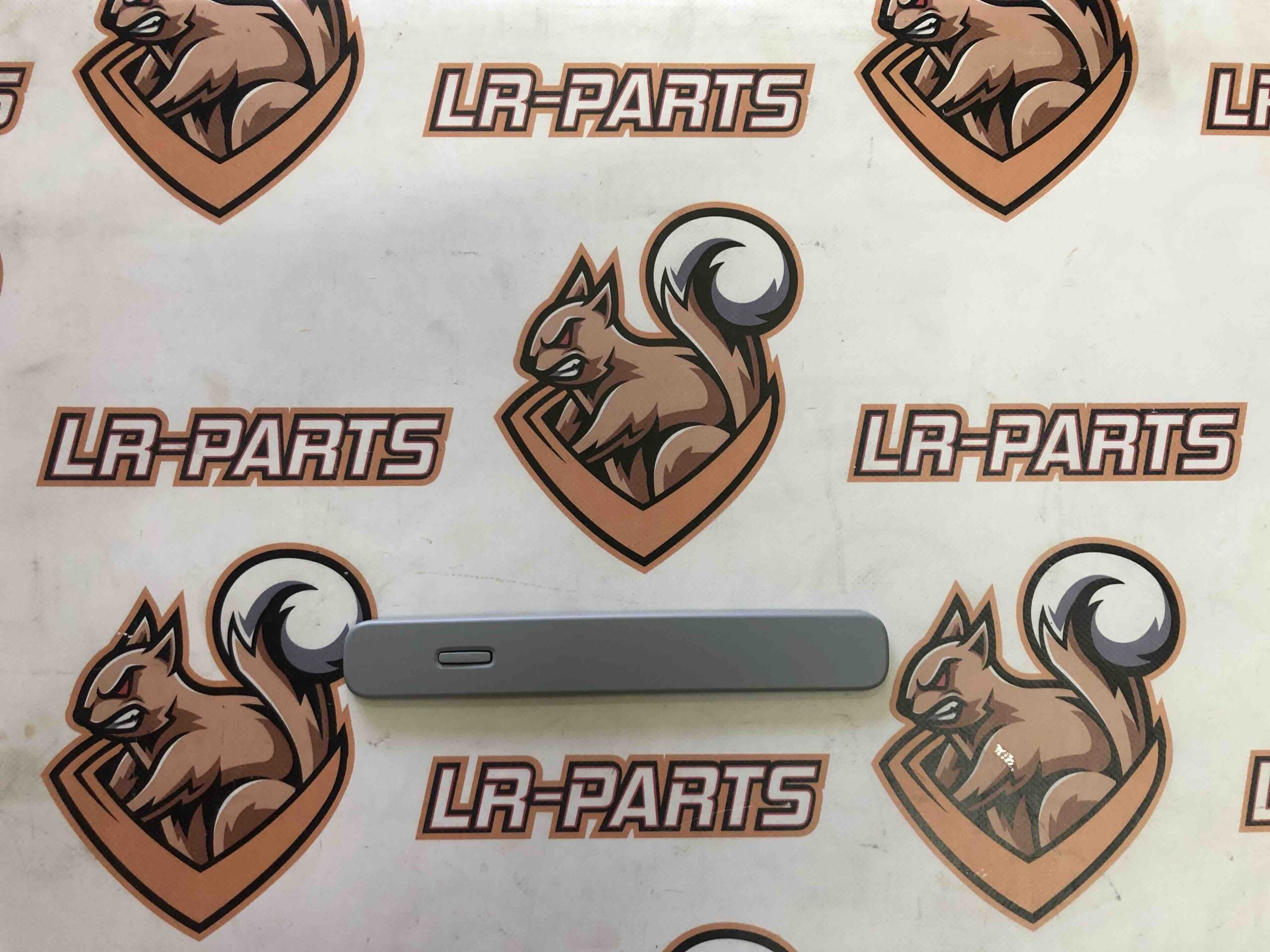 LR135269 Range Rover Velar Front Door Handle Trim right cost 29 € in stock 1 pcs.