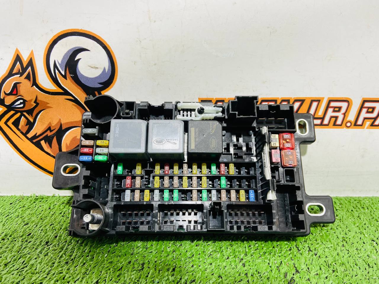 LR137652 Fuse box cargo compartment LAND ROVER DISCOVERY SPORT L550 2015- Used cost 75 € in stock 1 pcs.
