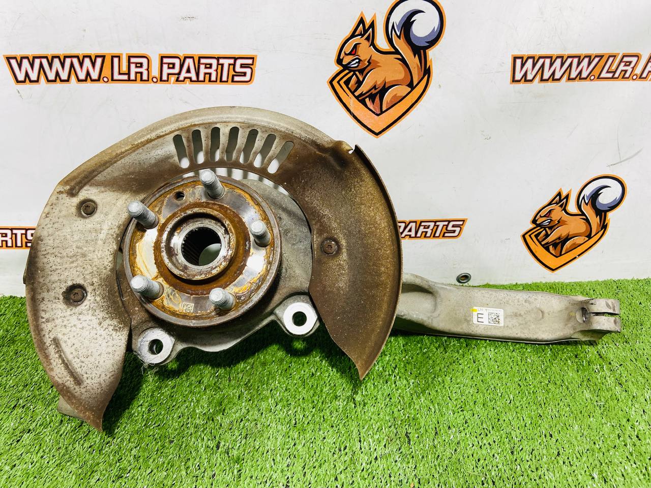 LR138443 Front left swivel fist (hub) Range Rover Velar L560 (2018-) Used - Image 22