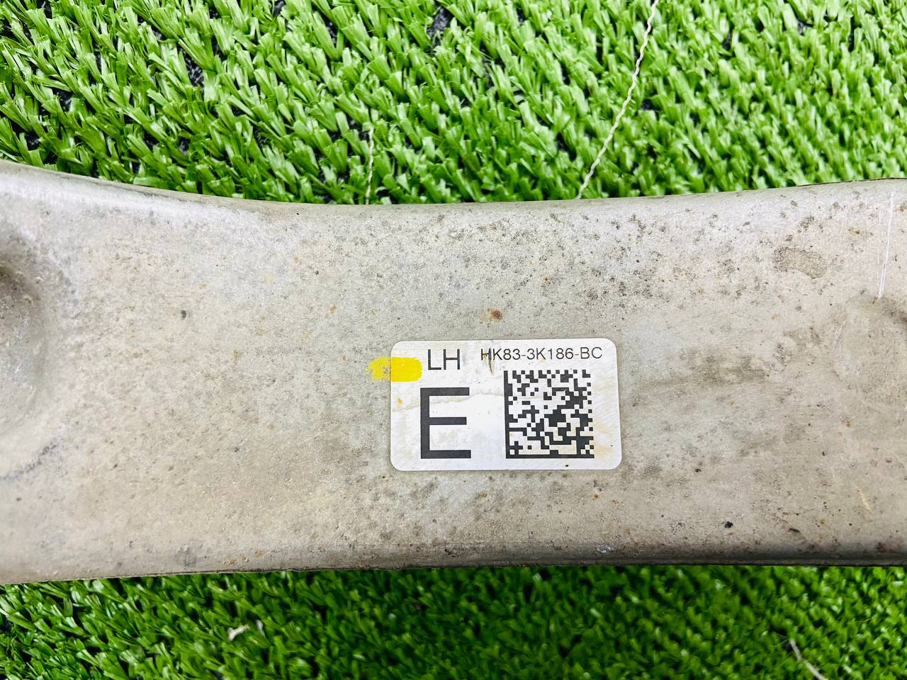 LR138443 Front left swivel fist (hub) Range Rover Velar L560 (2018-) Used - Image 25
