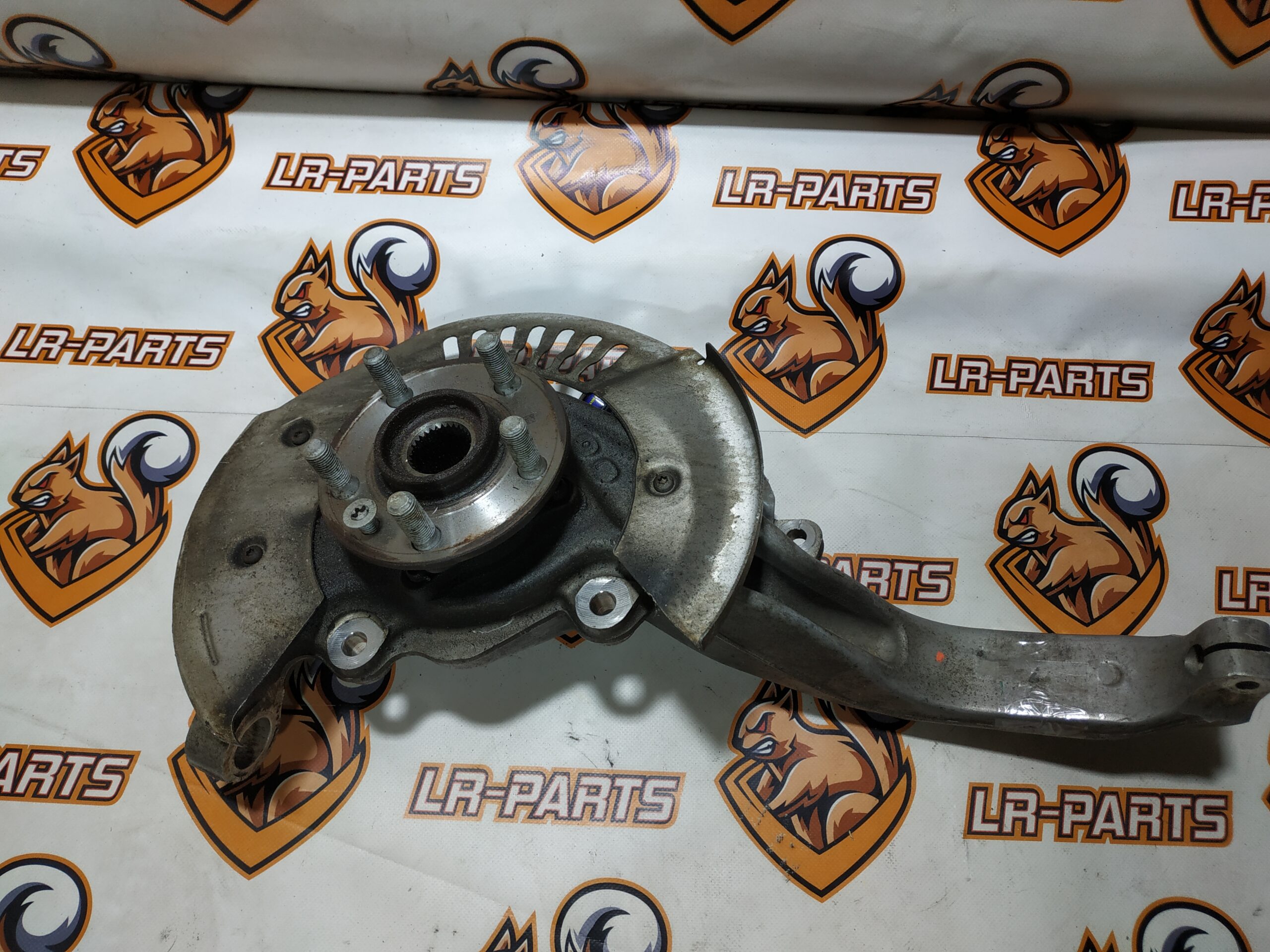 LR138443 Front left swivel fist (hub) Range Rover Velar L560 (2018-) Used - Image 26