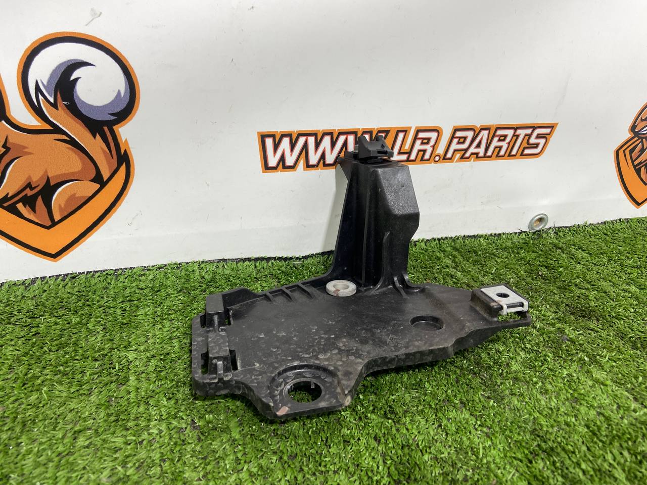 LR152246 Oil cooler bracket for automatic transmission of Range Rover Sport L461 (2023-) Used cost 30 € in stock 2 pcs.