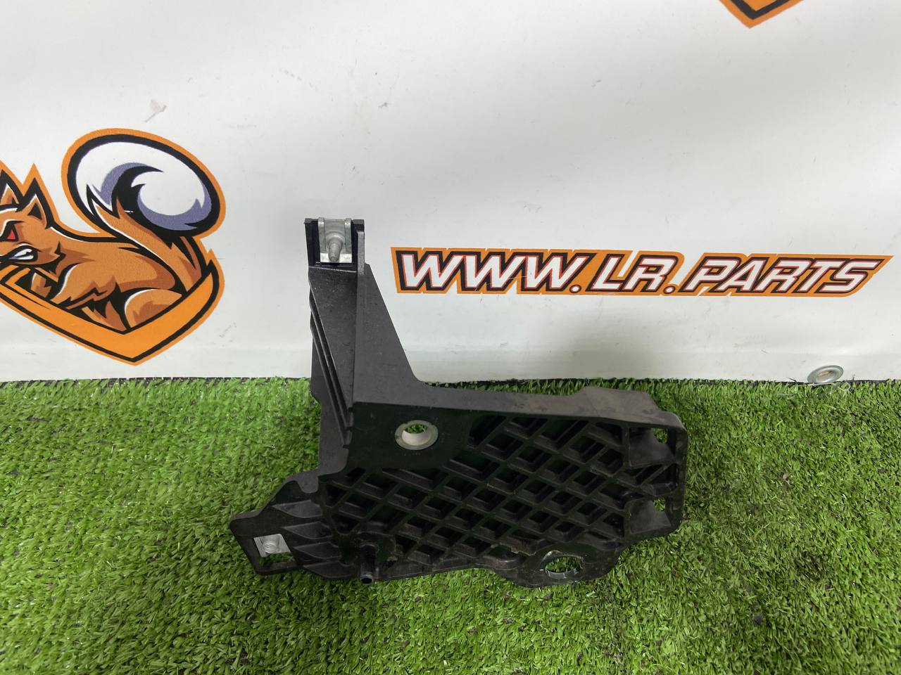 LR152246 Oil cooler bracket for automatic transmission of Range Rover Sport L461 (2023-) Used cost 30 € in stock 2 pcs.