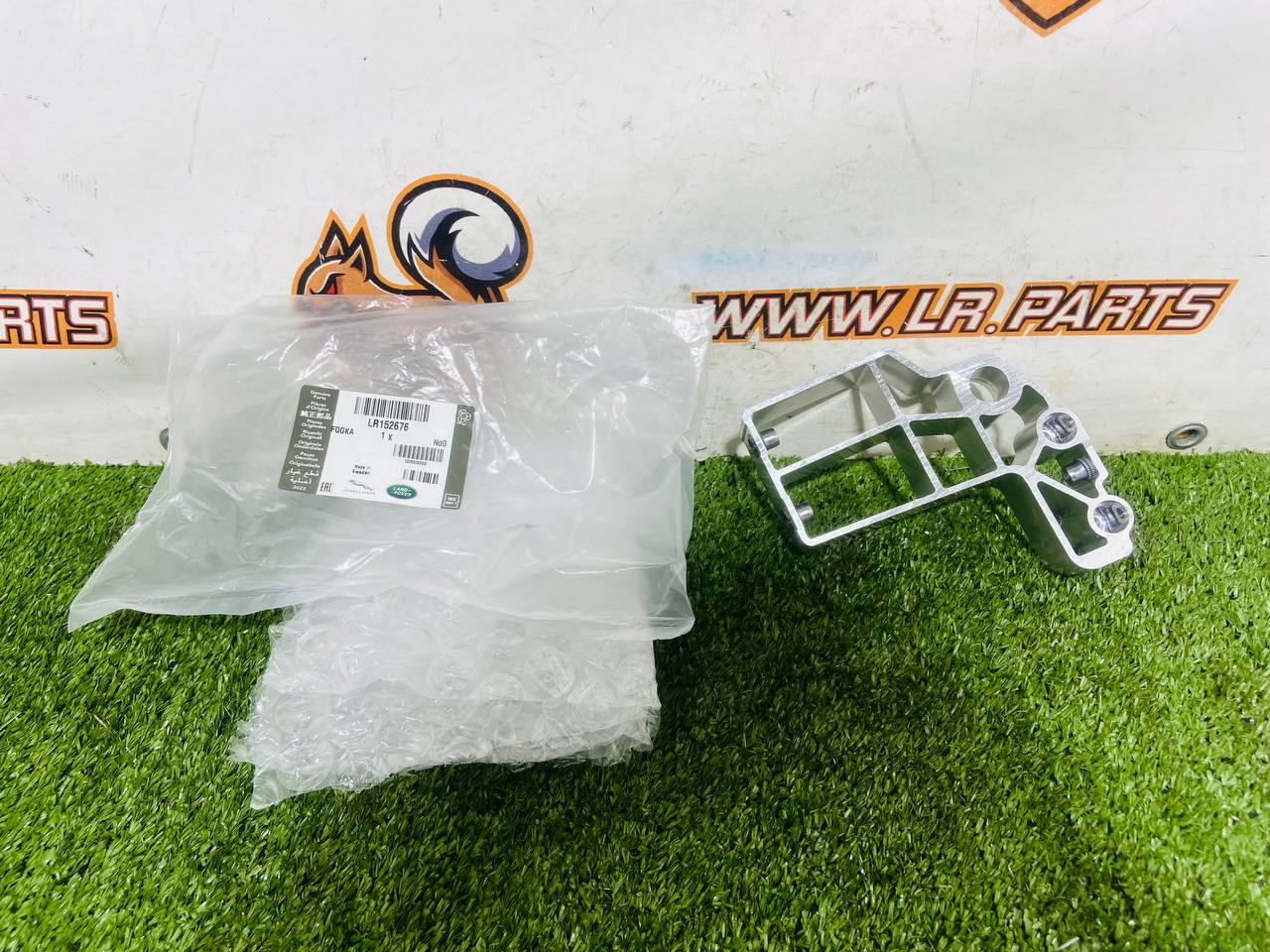 LR152676 Right eyepiece support bracket Range Rover L460 cost € in stock 2 pcs.