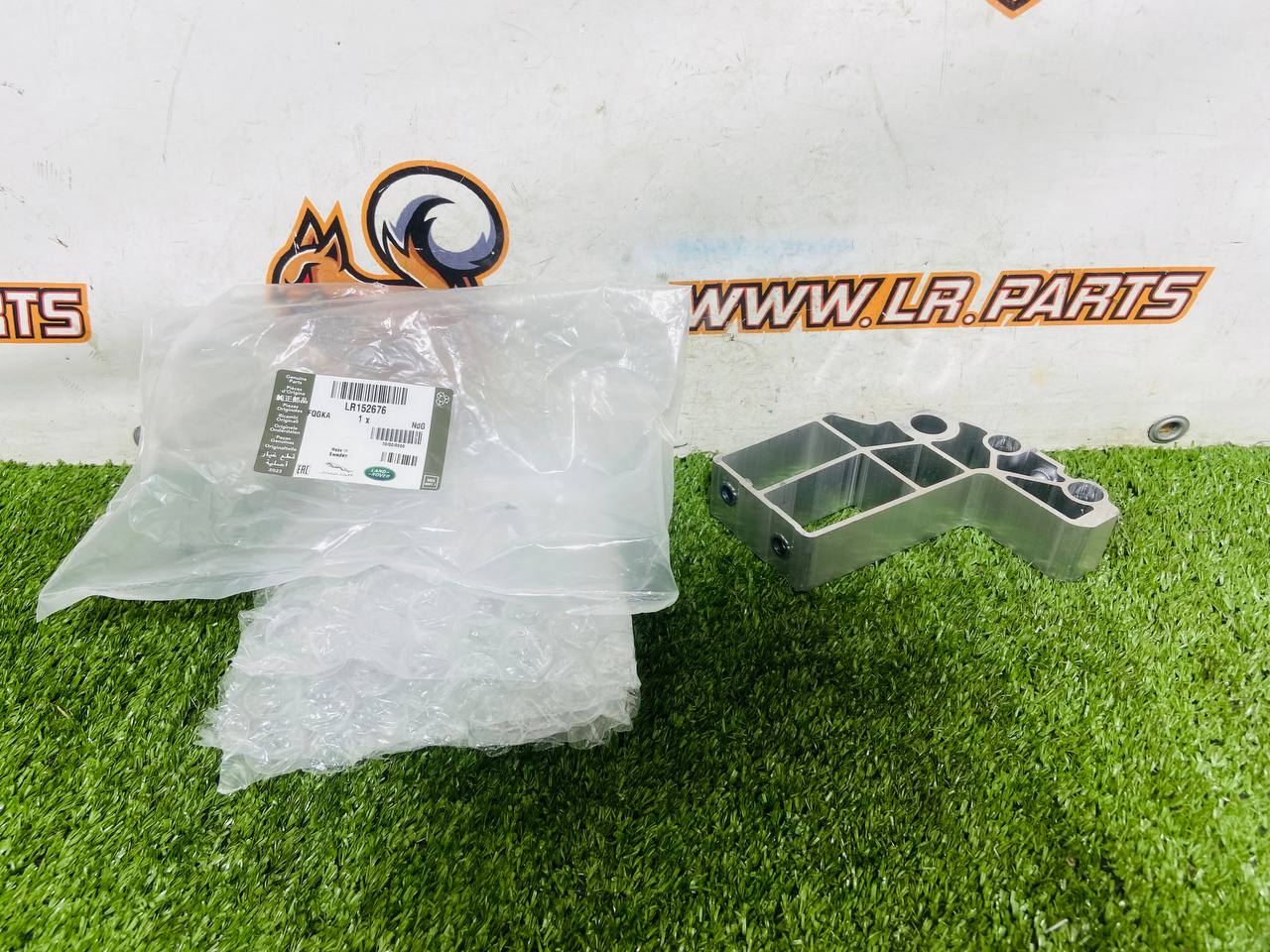 LR152676 Right eyepiece support bracket Range Rover L460 cost € in stock 2 pcs.