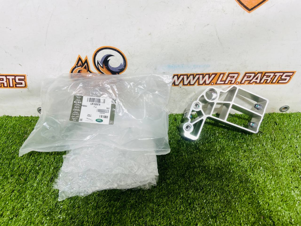 LR152676 Right eyepiece support bracket Range Rover L460 cost € in stock 2 pcs.