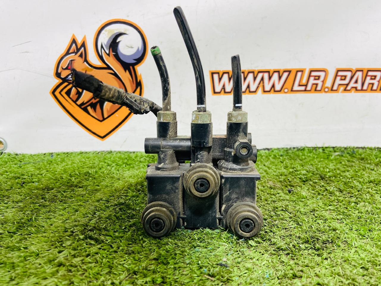 LR153323 Rear air suspension valve block for Range Rover Sport L461 (2023-) Used cost 300 € in stock 6 pcs.