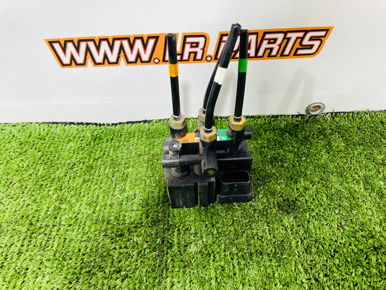 LR153323 Rear air suspension valve block for Range Rover Sport L461 (2023-) Used cost 300 € in stock 6 pcs.