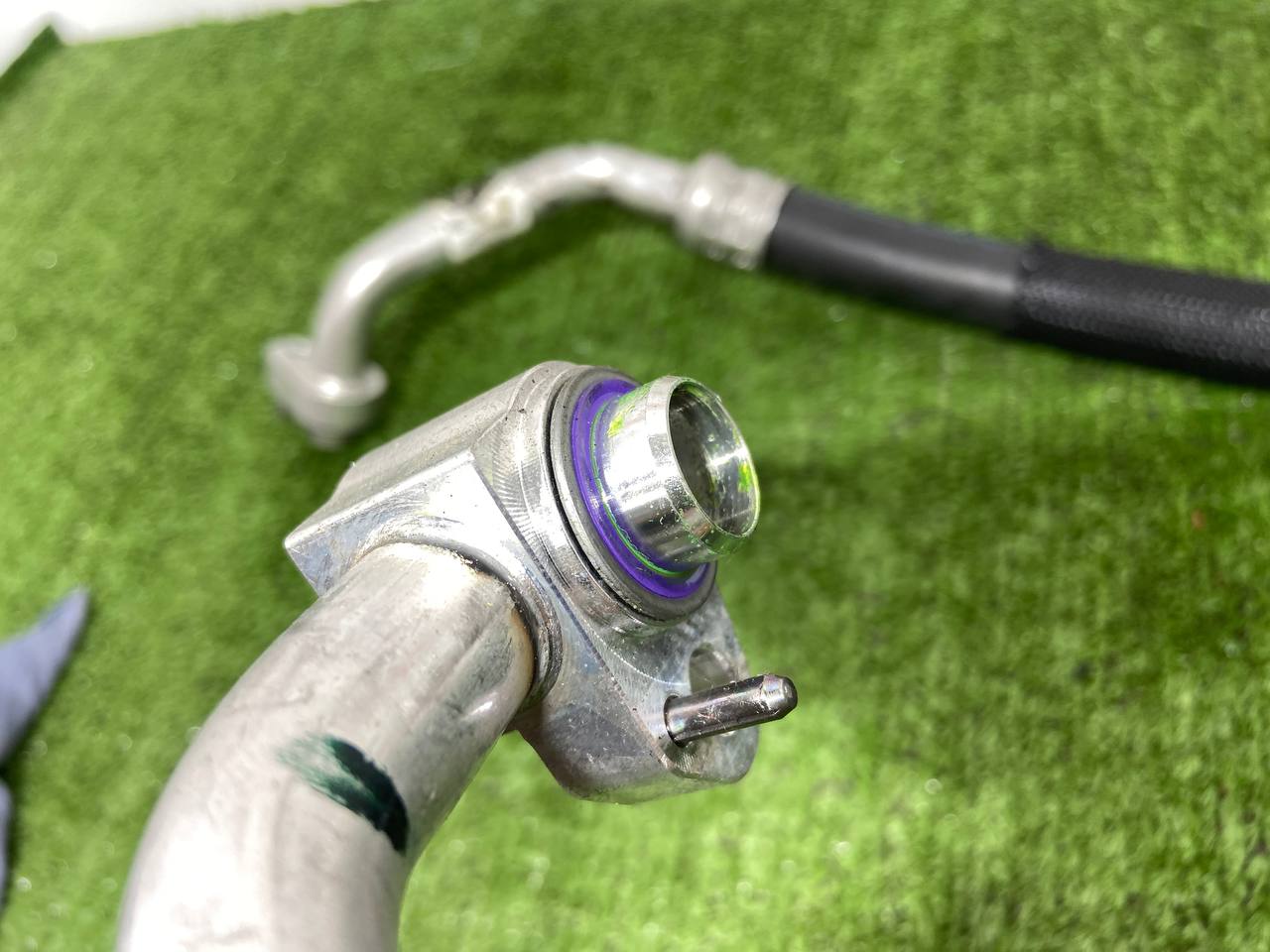 LR153386 Range Rover Sport L461 (2023-) used air conditioner compressor pipe. cost 120 € in stock 3 pcs.
