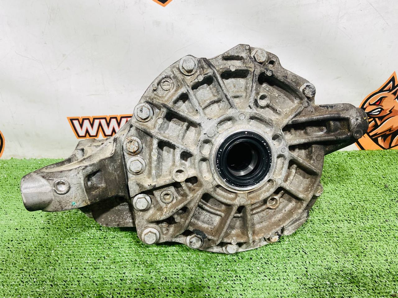 LR153470 Rear reducer Range Rover Sport L461 (2023-) Used cost € in stock 3 pcs.
