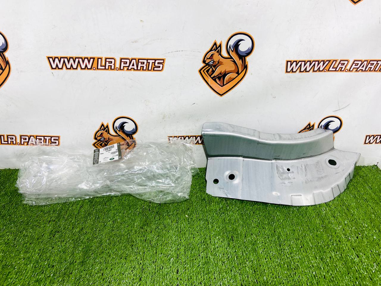 LR154657 Reinforcement front wing right lower Range Rover L460 Sport L461 cost 57 € in stock 1 pcs.