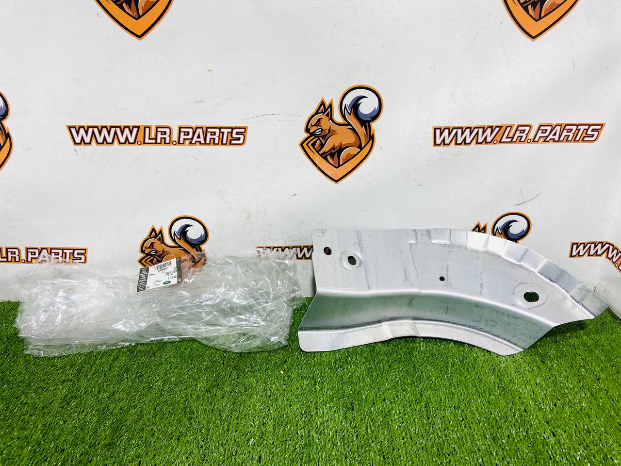 LR154657 Reinforcement front wing right lower Range Rover L460 Sport L461 cost 57 € in stock 1 pcs.