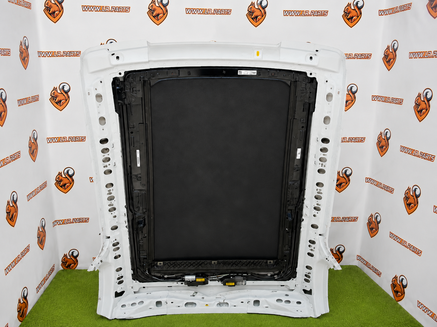 LR156858 Rear panoramic roof glass for Range Rover Velar L560 (2018-) used - Image 16